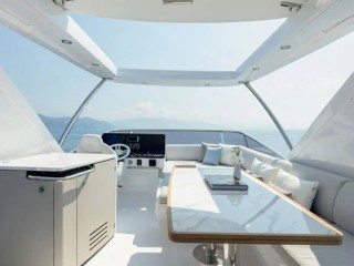 Voici l'intérieur d'un yacht de luxe d'une valeur de 1,2 million d'euros pouvant accueillir jusqu'à six passagers.